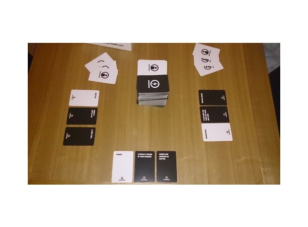 Superfight Kortspel A game of absurd arguments